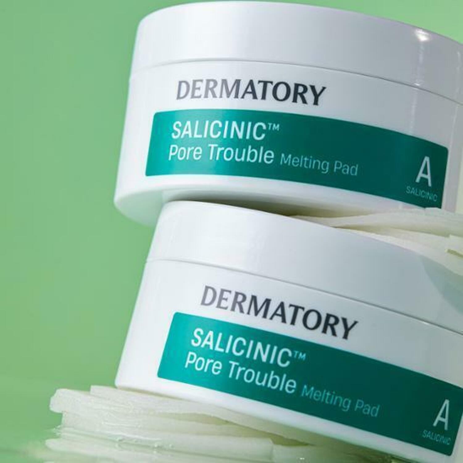 DERMATORY Salicinic Pore Trouble Melting Pad 30 Sheets, photo du produit sur fond vert, marque visible et étui blanc.