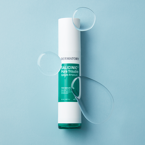 DERMATORY Salicinic Pore Trouble Spicule Ampoule 50ml, sérum pour pores, flacon blanc sur fond bleu, flacons et gouttes visibles.