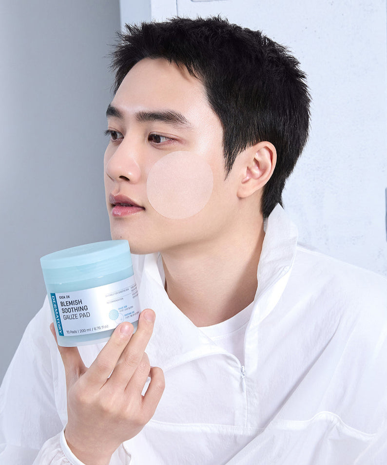 Homme utilisant DERMATORY Cica Exosome Blemish Soothing Gauze Pad 70 Pads sur le visage, produit de soin apaisant pour imperfections.