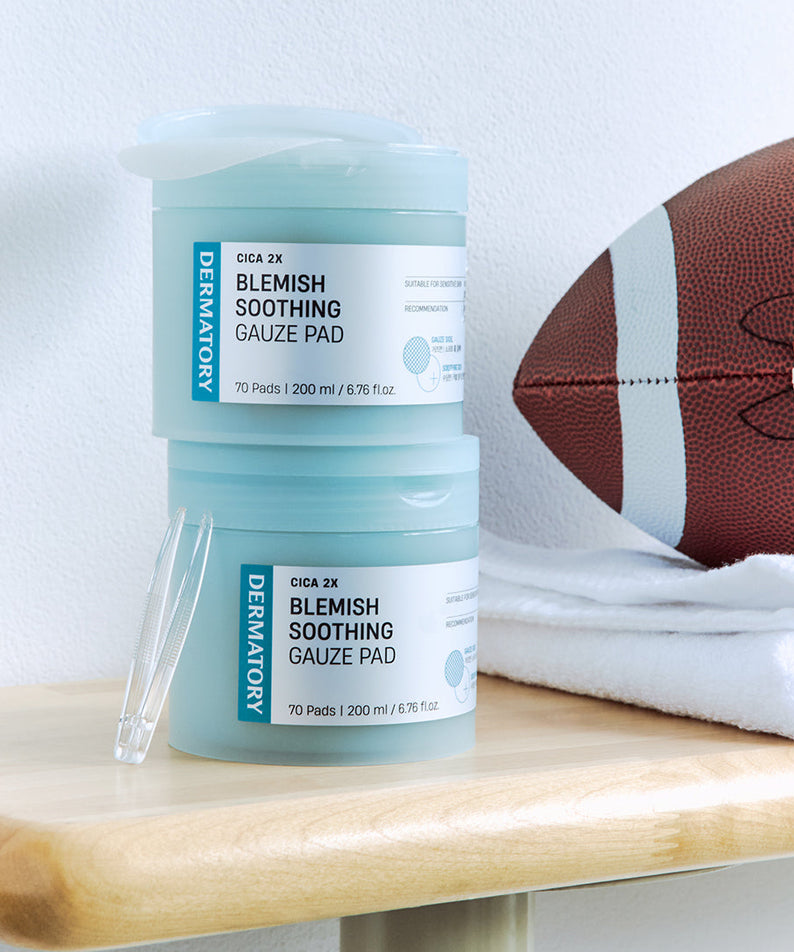 DERMATORY Cica Exosome Blemish Soothing Gauze Pad 70 Pads sur une étagère, à côté d'un ballon de football.