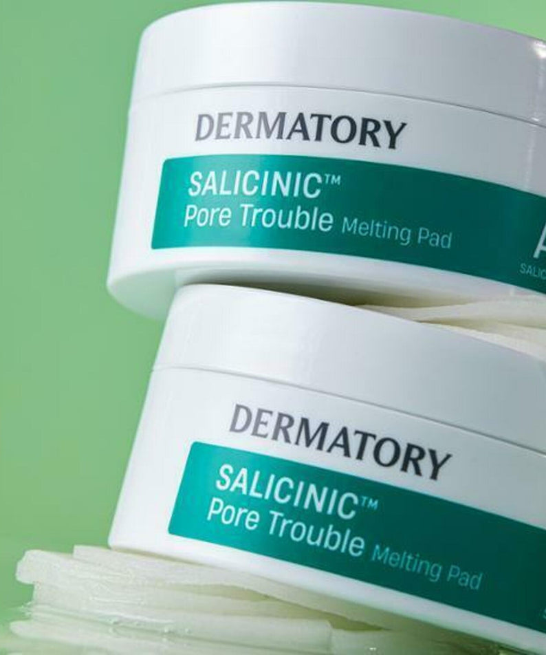 DERMATORY Salicinic Pore Trouble Melting Pad 30 Sheets sur fond vert, pads empilés, produit pour soins de la peau.