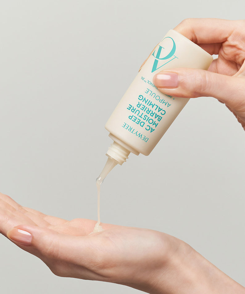 Application du DEWYTREE AC Deep Barrier Soothing Moisturizing Ampoule 60ml sur la main pour apaisement et hydratation intense.