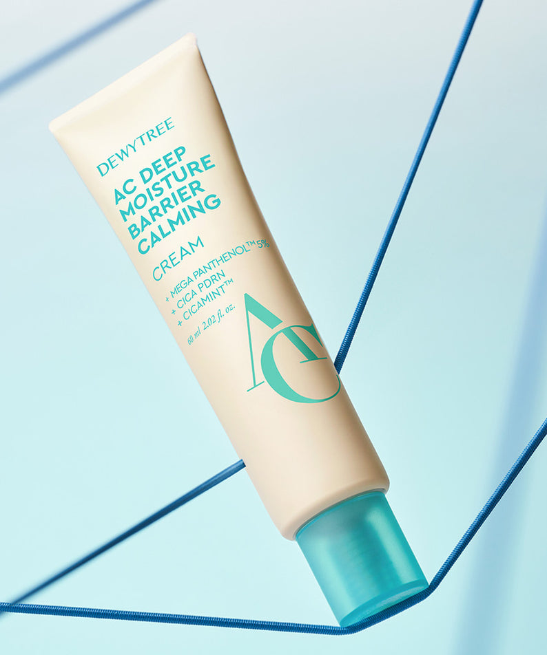 Crème hydratante apaisante DEWYTREE AC Deep Barrier Soothing 60ml sur fond bleu, soin de la peau en profondeur.