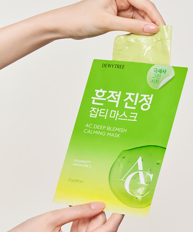 DEWYTREE AC Deep Blemish Calming Mask 10 Sheets de la marque DEWYTREE, mains tenant un masque en tissu vert sur fond clair.