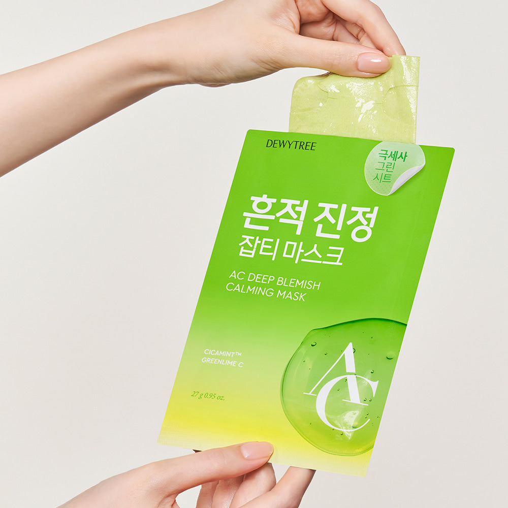 DEWYTREE AC Deep Blemish Calming Mask 10 Sheets de la marque DEWYTREE, mains tenant un masque en tissu vert sur fond clair.