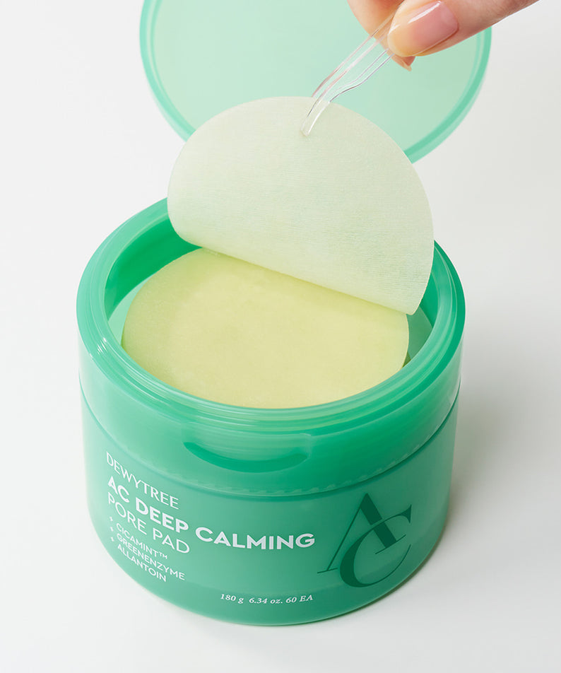 DEWYTREE AC Deep Calming Pore Pad 60 Pads de la marque DEWYTREE : coussinets verts hydratants, main tenant un pad.