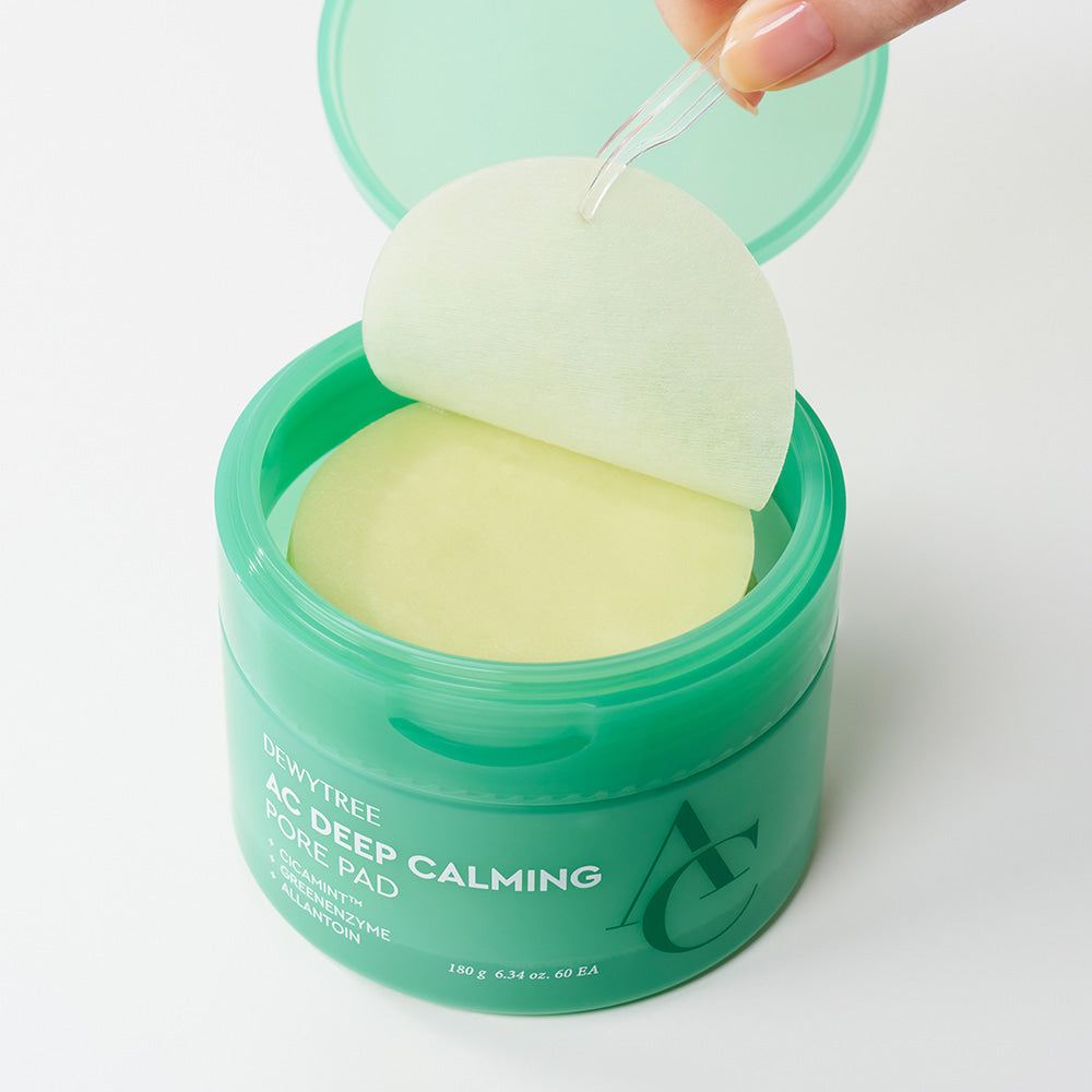 DEWYTREE AC Deep Calming Pore Pad 60 Pads de la marque DEWYTREE : coussinets verts hydratants, main tenant un pad.