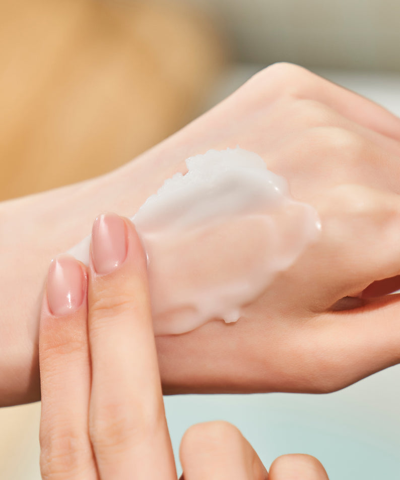 Application du DEWYTREE Hi Amino Pore All Deep Cleansing Balm 90ml sur la main, parfait pour un nettoyage en profondeur.