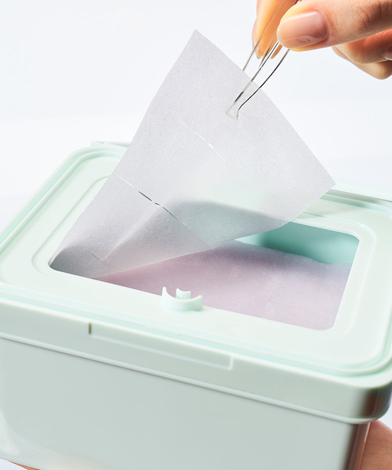 DEWYTREE Pick & Quick Collagen Pore Elasticity Tear-Off Double Pad 100 sheets en cours d'utilisation, extrait de l'emballage blanc.