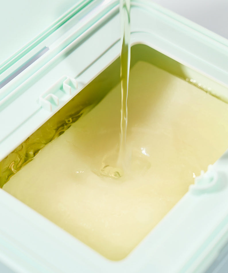 Pads DEWYTREE Pick & Quik Vitamin Glow Tear-Off Double Pads 100 sheets in liquide jaune clair dans un contenant ouvert.