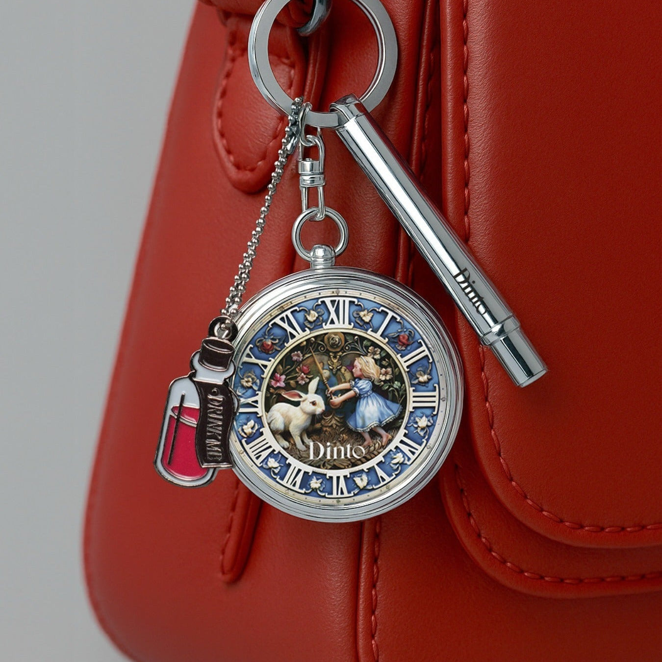 DINTO  Alice Collection : porte-clés montre pendentif sur sac rouge, décor floral médiéval, marque DINTO