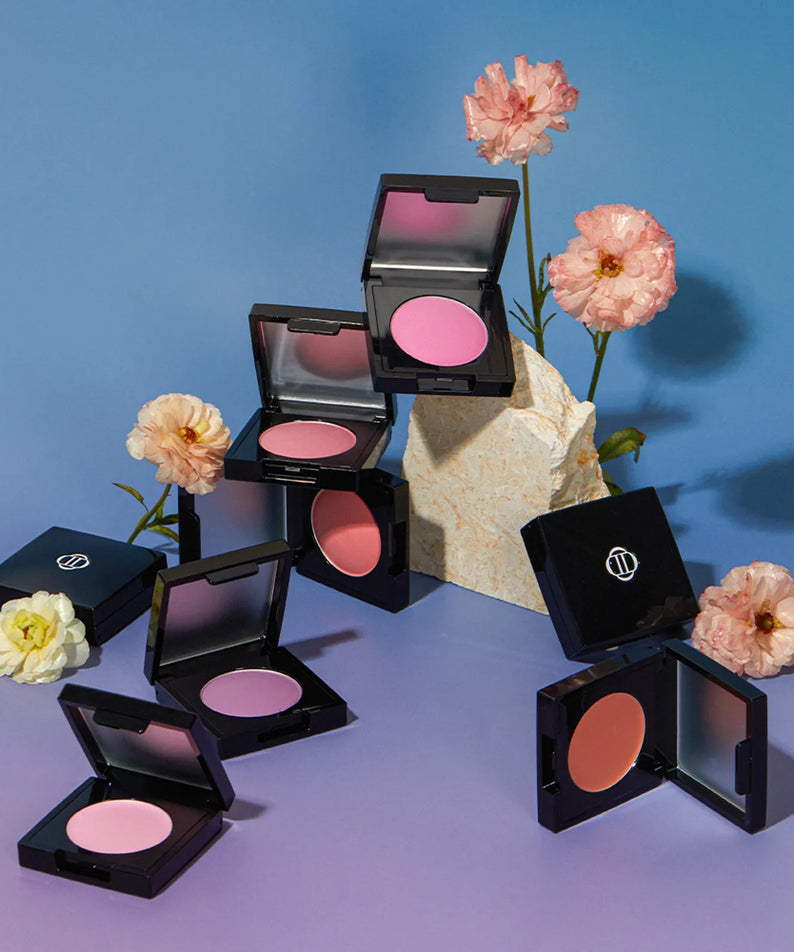 Maquillage floral avec DINTO Be My Wendy Blusher, présenté dans divers tons, entouré de fleurs pour un look enchanteur.