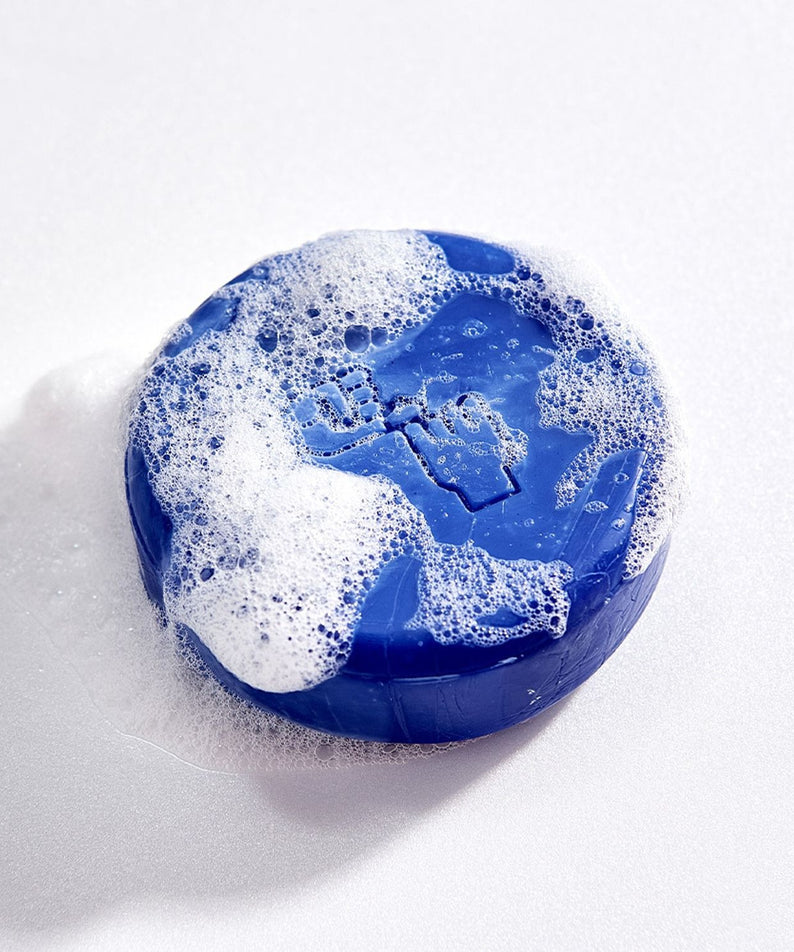 DONGGUBAT Correct Shampoo Bar Cooling, savon solide bleu avec mousse, idéal pour une sensation de fraîcheur et de propreté.