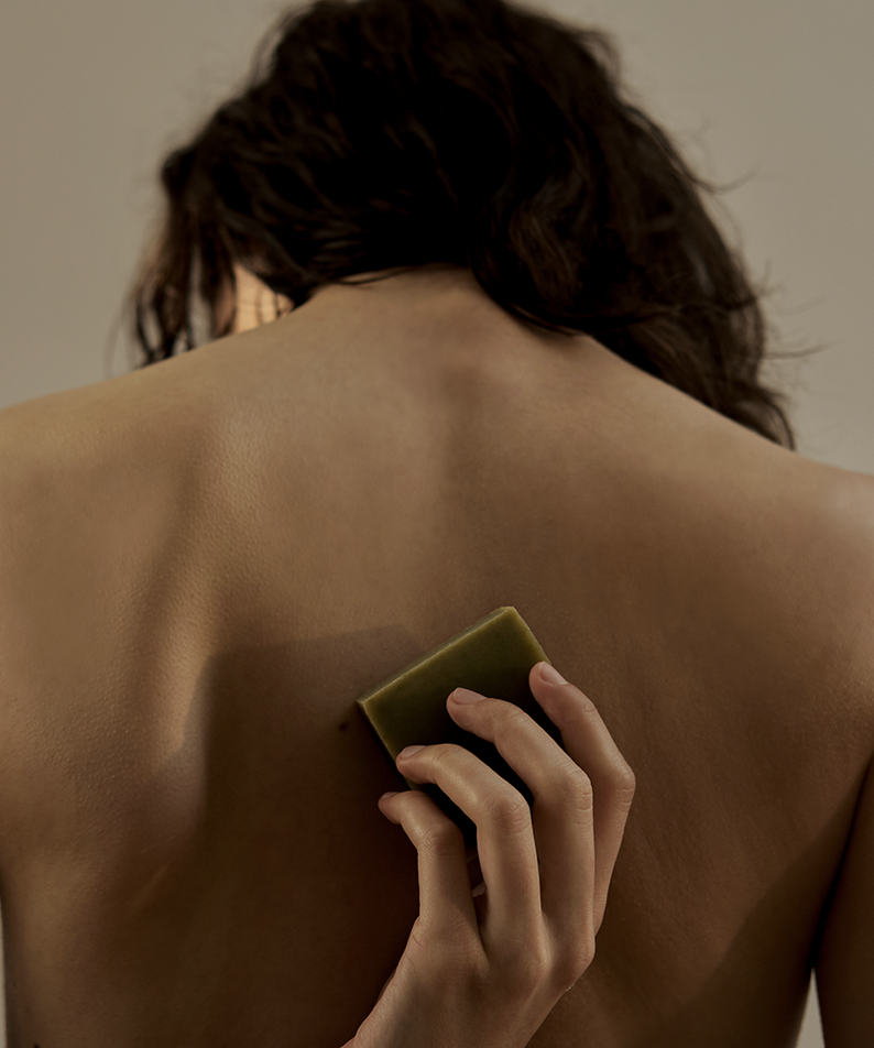 Personne utilisant le DONGGUBAT Dream Soap Lattuce sur le dos, vue apaisante et naturelle.