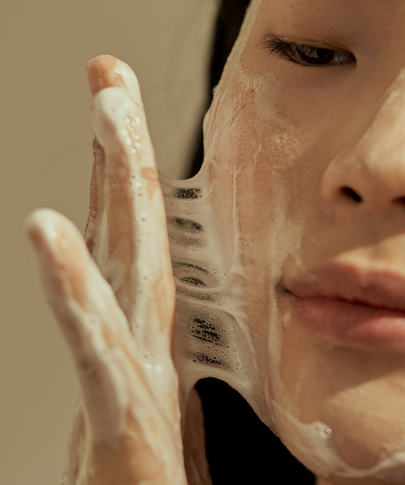 Femme utilisant le DONGGUBAT Field Ampoule Washing Bar Kelp Foam Cleansing pour nettoyer le visage.