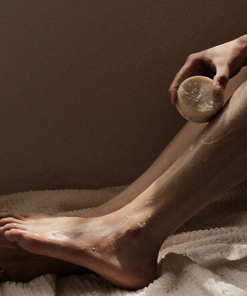 Person using DONGGUBAT Field Correct Body Soap Noni sur peau, lumière douce.