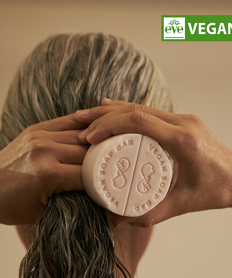 DONGGUBAT Vegan Treatment Bar Dongbaek utilisé pour soin des cheveux, étiquette EVE VEGAN visible