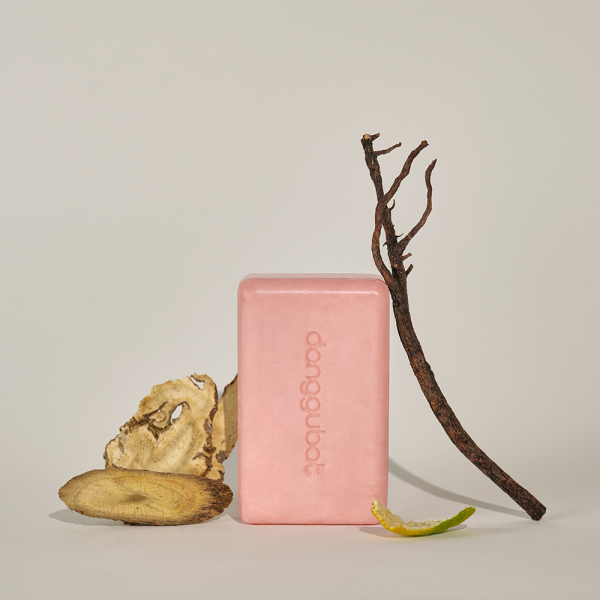 DONGGUBAT Blooming Jaungo Washing Bar 80g de la marque DONGGUBAT sur fond clair, avec éléments naturels et citron vert.