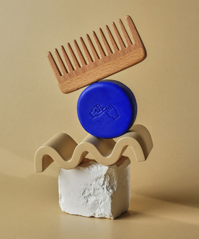 DONGGUBAT Correct Shampoo Bar Cooling, savon shampoing solide bleu, sur bloc blanc avec peigne, fond beige