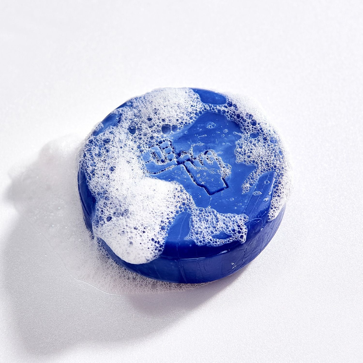 DONGGUBAT Correct Shampoo Bar Cooling, savon shampoing bleu avec mousse, sur fond blanc, visuel produit de la marque