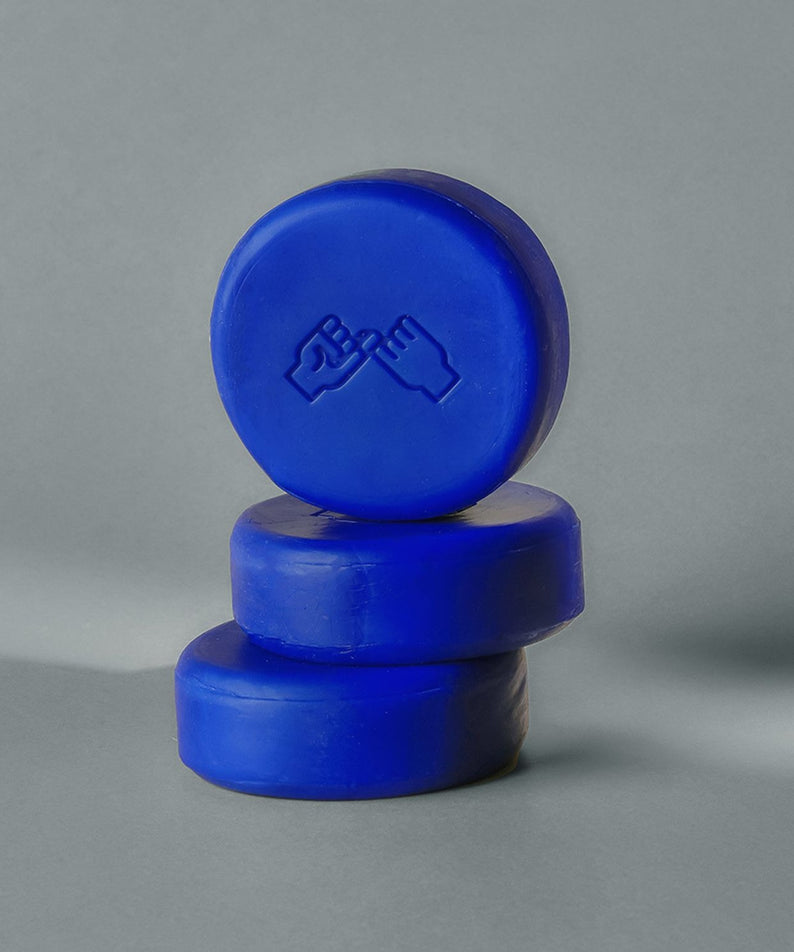DONGGUBAT Correct Shampoo Bar Cooling, barre de shampoing bleue sous éclairage studio, marque DONGGUBAT sur la savon