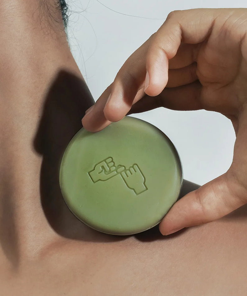 DONGGUBAT Correct Shampoo Bar For Dry Skin, savon solide de marque DONGGUBAT, main tenant une barre verte sur fond blanc.