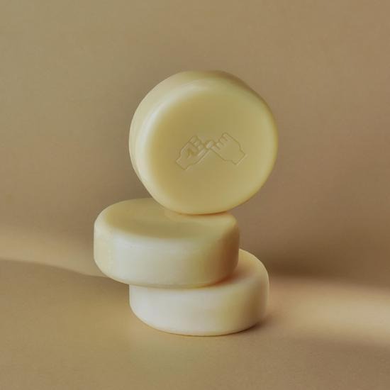 DONGGUBAT Correct Shampoo Bar For Oily Skin, marque DONGGUBAT, barre de shampoing solide sur fond beige, photo produit