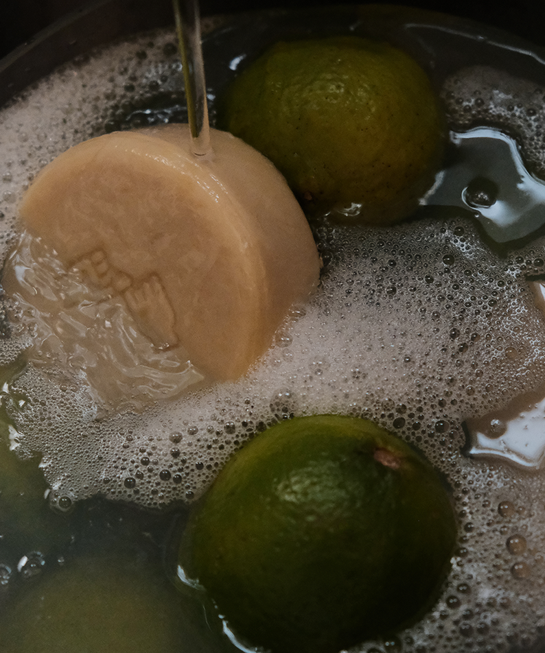 DONGGUBAT Dishwashing Soap Green Tangerine 100g, pastille verte et citron vert dans mousse, marque sur savon.