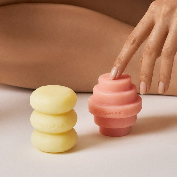 DONGGUBAT Eau De Toilette Object Parfum Bar Pure Neroli 150g, barres parfumées sur table avec main et peau, contexte spa.
