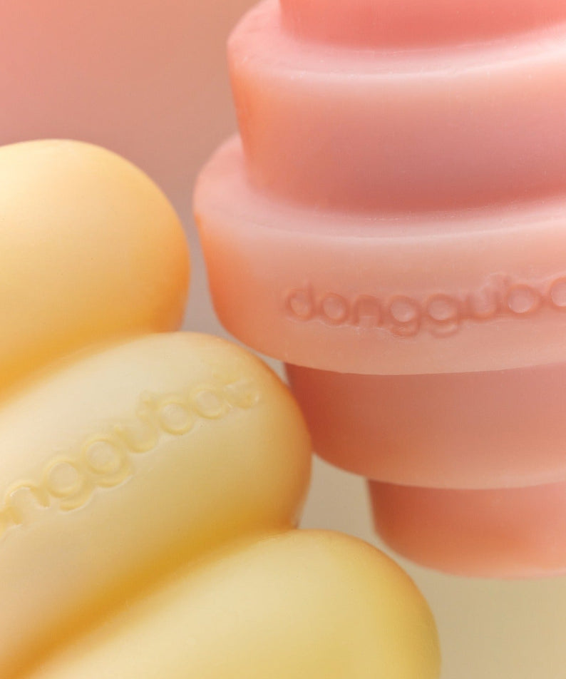 DONGGUBAT Eau De Toilette Object Parfum Bar Pure Neroli 150g, savons en gros plan orangé et jaune, ambiance salle de bain