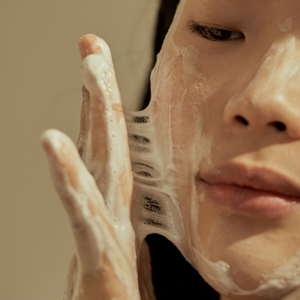 DONGGUBAT Field Ampoule Washing Bar Kelp Foam Cleansing : mousse d’algue sur le visage, marque DONGGUBAT en contexte spa
