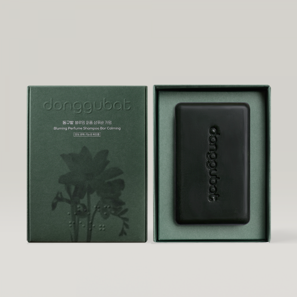 DONGGUBAT Field Blooming Perfume Shampoo Bar Calming 80g, savon coiffant dans un coffret vert, fond clair.