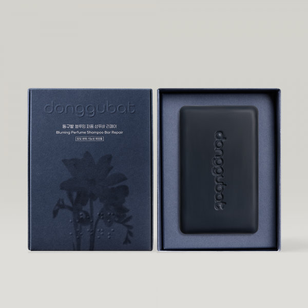 Décris l'image en français en mentionnant le produit, la marque et le contexte visuel : DONGGUBAT Field Blooming Perfume Shampoo Bar Repair 80g, coffret.