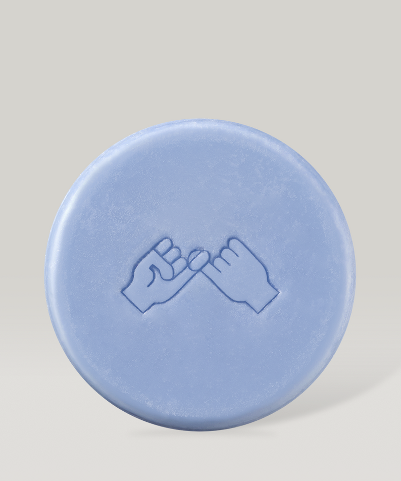 DONGGUBAT Field Correct Rinse Bar de la marque DONGGUBAT, savon bleu rond sur fond clair, gros plan.