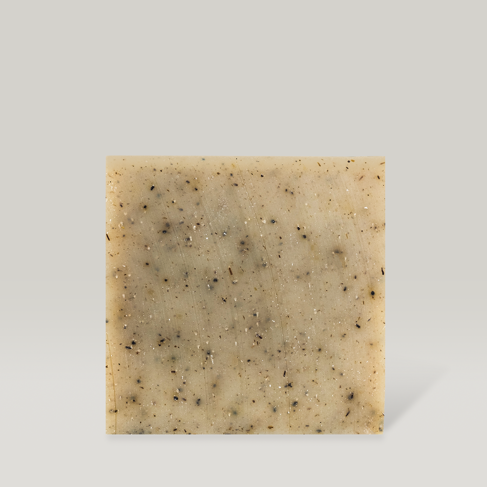 DONGGUBAT Field Dream Soap Basil : savon artisanal à base de basilic, cube sur fond clair, marque DONGGUBAT, texture granuleuse.
