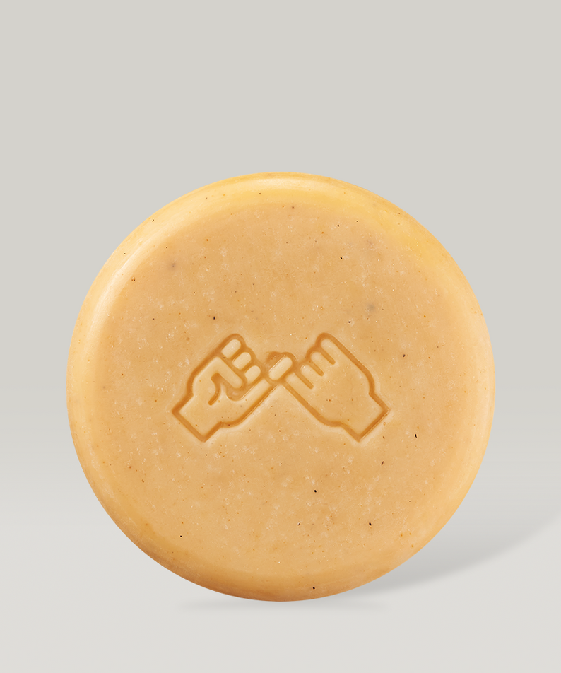 Savon solide DONGGUBAT Field Face & Body Bar Lemongrass en gros plan, marque et contexte studio sur fond clair