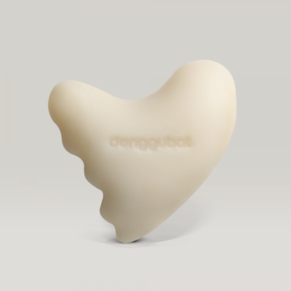 Décris l'image en français : DONGGUBAT Gwalsa Therapy Milky Cleanser Oat 110g, marque DONGGUBAT sur produit crème, visuel studio