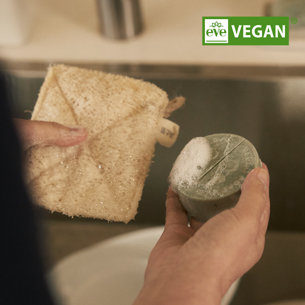 DONGGUBAT Vegan Dishwashing Soap Green Tea 100g, marque DONGGUBAT, éponge et savon pour vaisselle en cuisine, moussage.