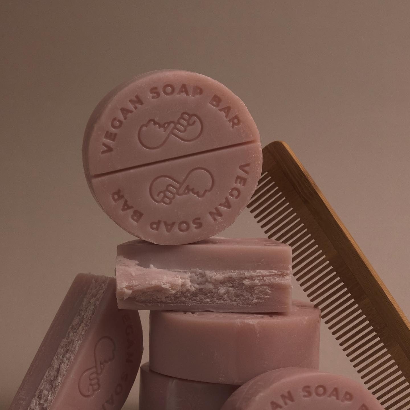 DONGGUBAT Vegan Shampoo Bar Dongbaek, savon solide végan DONGGUBAT sur étagère en bois, gros plan en studio