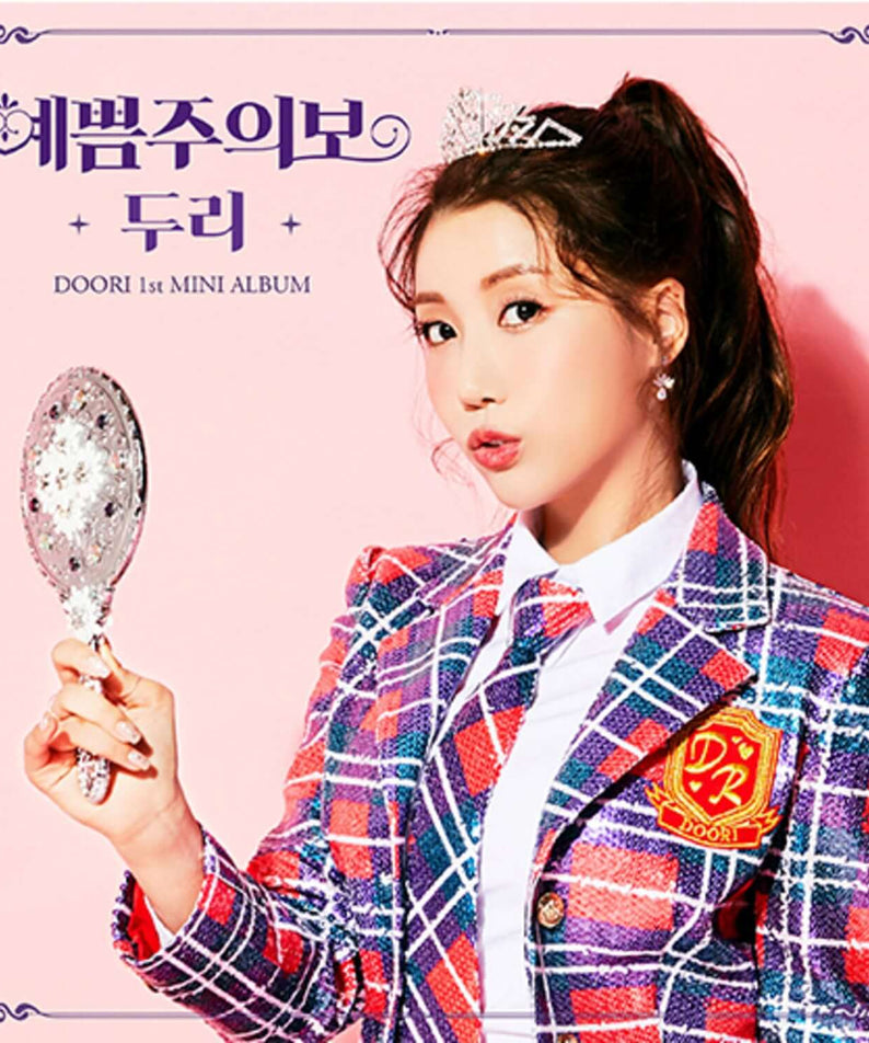 DOORI - 1st Album - Album Kpop : jaquette K-pop avec DOORI en veste colorée tenant un micro, fond rose.