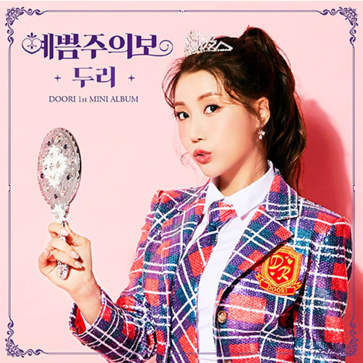 DOORI - 1st Album - Album Kpop : jaquette K-pop avec DOORI en veste colorée tenant un micro, fond rose.