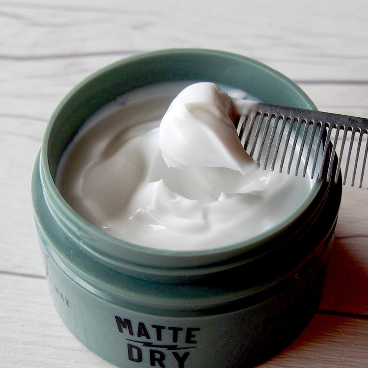 DOORS Superior Wax Matte Dry 80g : pot de cire matte dry vert, texture blanche sur bois, marque DOORS