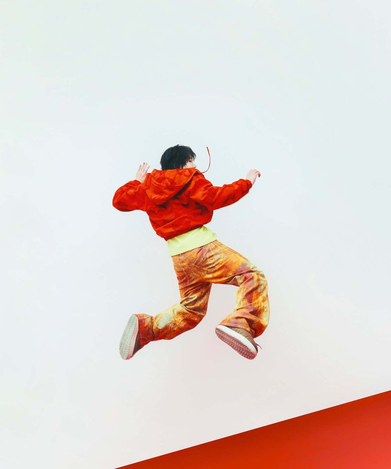 DORI - [4Seasons] - Album Kpop : affiche avec danseur en survêtement rouge et orange sur fond blanc, style pop coréen.