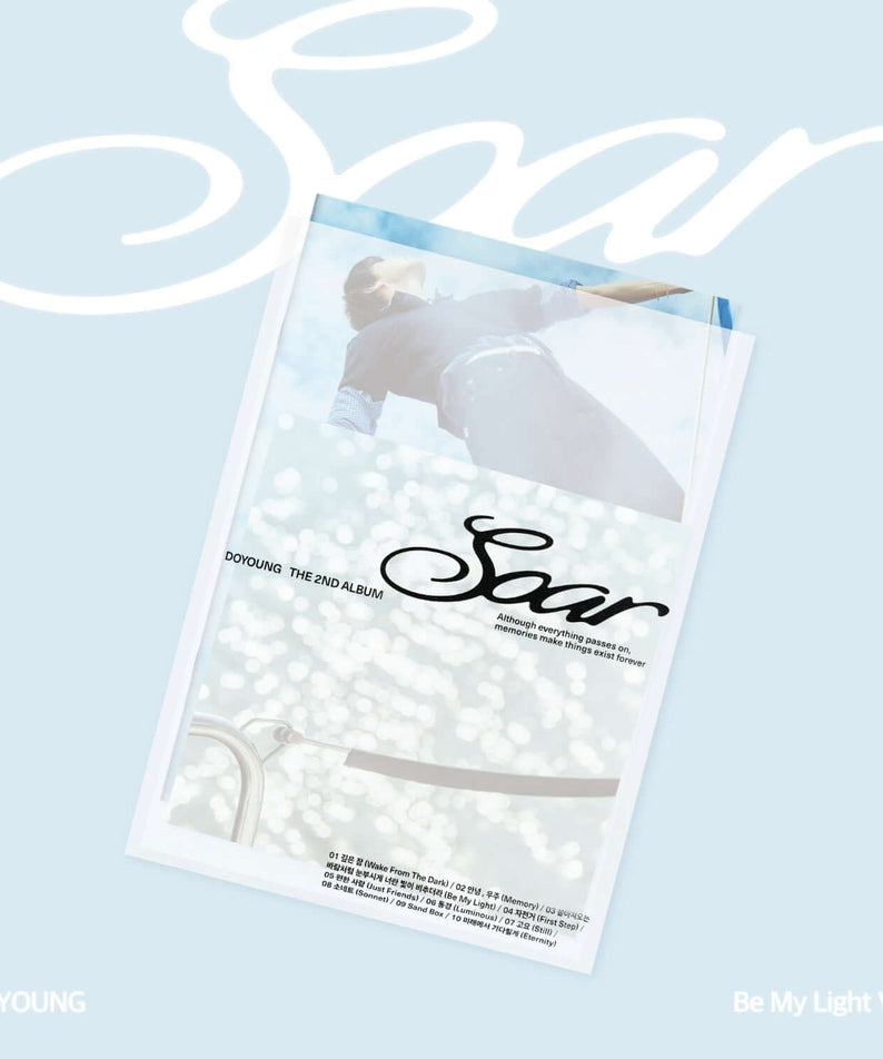 DOYOUNG - 2nd Album [Soar] (Be My Light Ver.) - Album Kpop, jaquette lumineuse sur fond bleu, style K-pop moderne.
