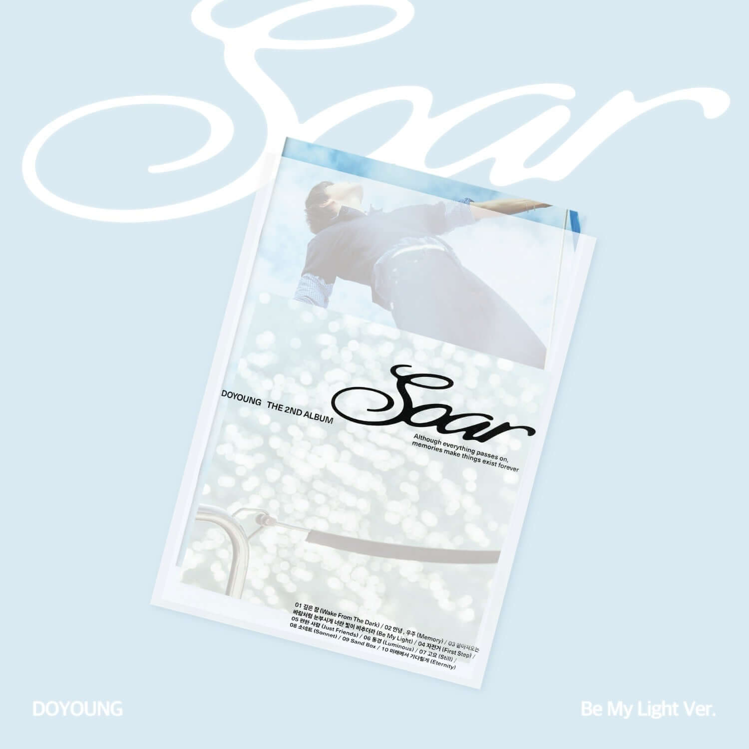 DOYOUNG - 2nd Album [Soar] (Be My Light Ver.) - Album Kpop, jaquette lumineuse sur fond bleu, style K-pop moderne.