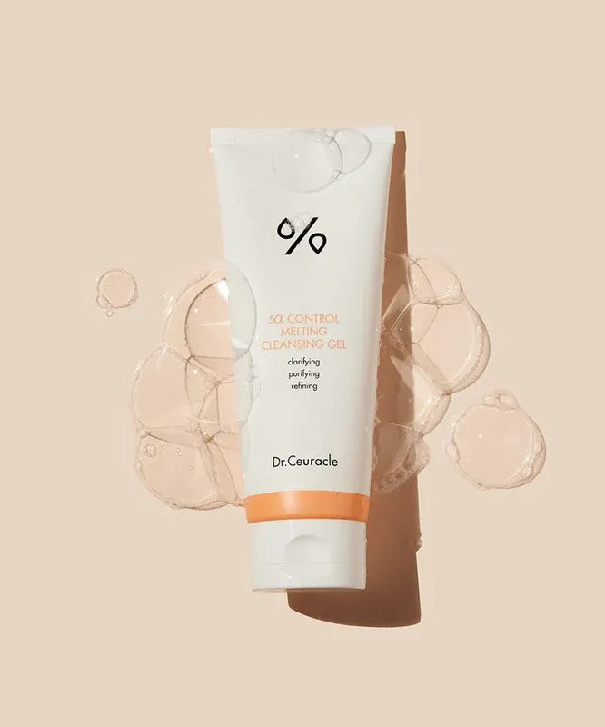 DR.CEURACLE 5 Alpha Control Melting Cleansing Gel 150ml sur fond beige avec bulles de savon, produit de soin visage.