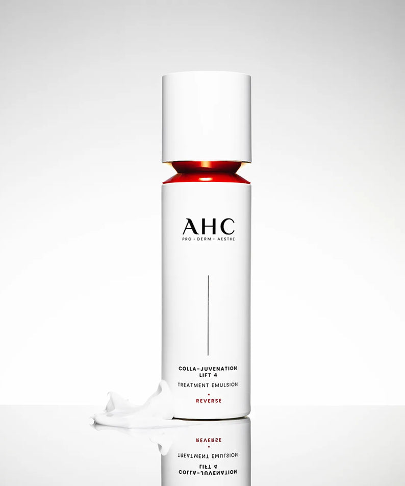 Bouteille de AHC Cola Juvenation Lift 4 Treatment Emulsion 100ml sur fond blanc, produit de soin de la peau.