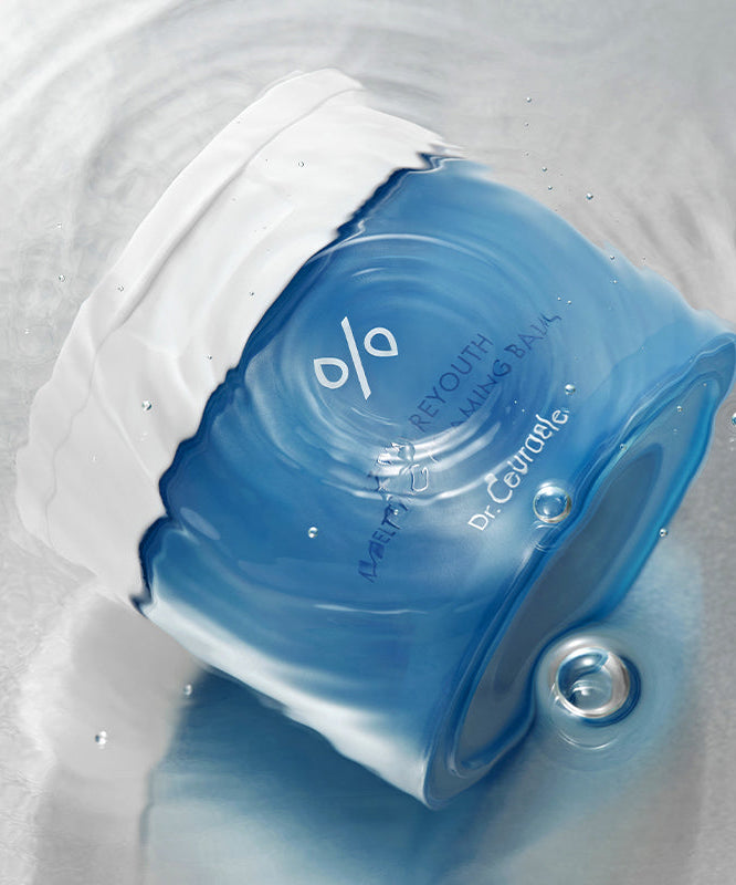 Crème DR.CEURACLE Hyal Reuse Melting Foaming Balm 100ml sur une surface argentée brillante.