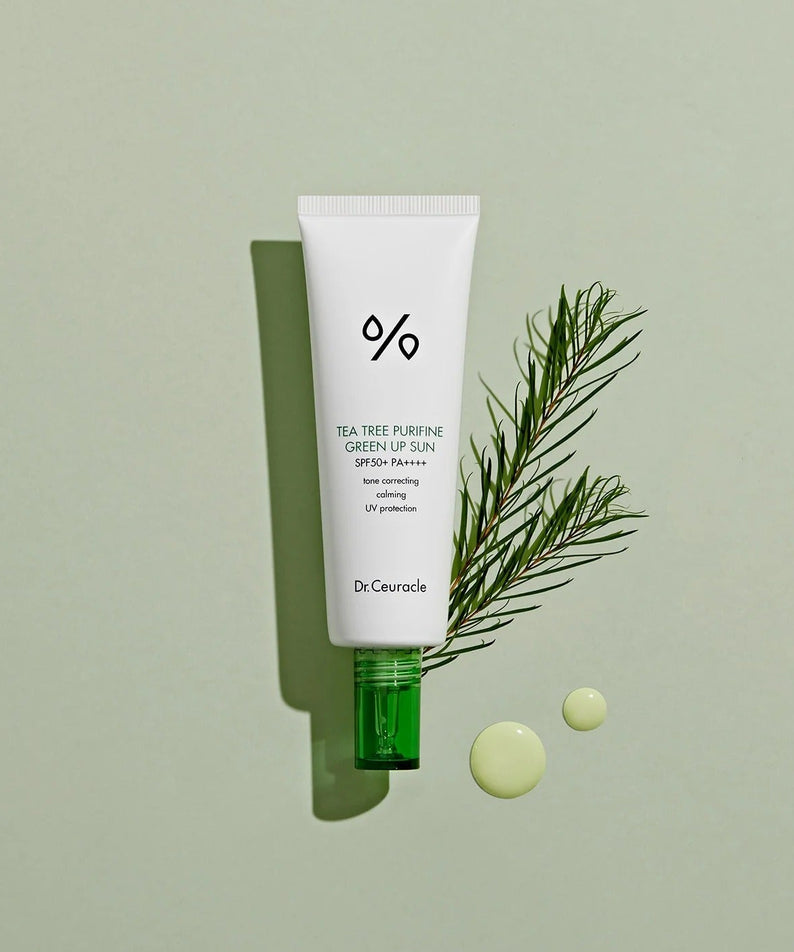 DR.CEURACLE Tea Tree Purifine Green Sup Sun 50ml crème solaire sur fond vert avec branche de théier, protection solaire efficace.