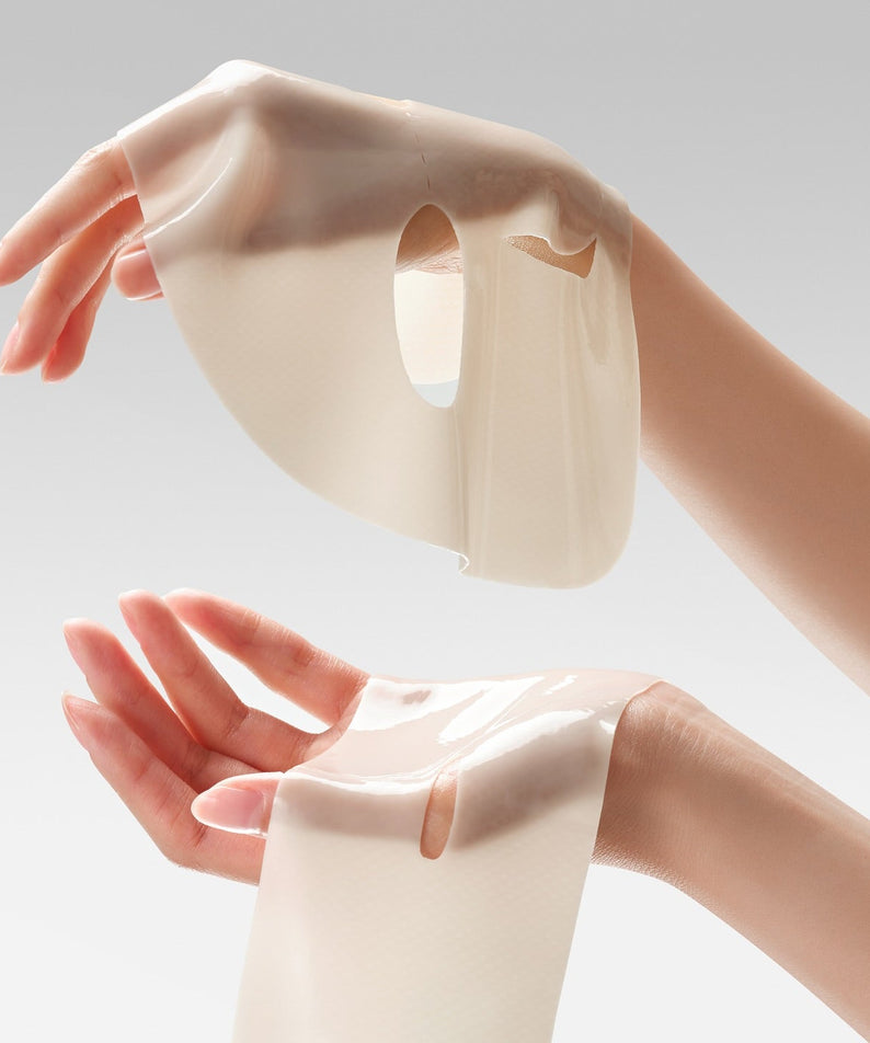 Application du masque DR.CEURACLE Vegan Kombucha Tea Essence-in-Gel Mask sur les mains, montrant sa texture gelée luxueuse.